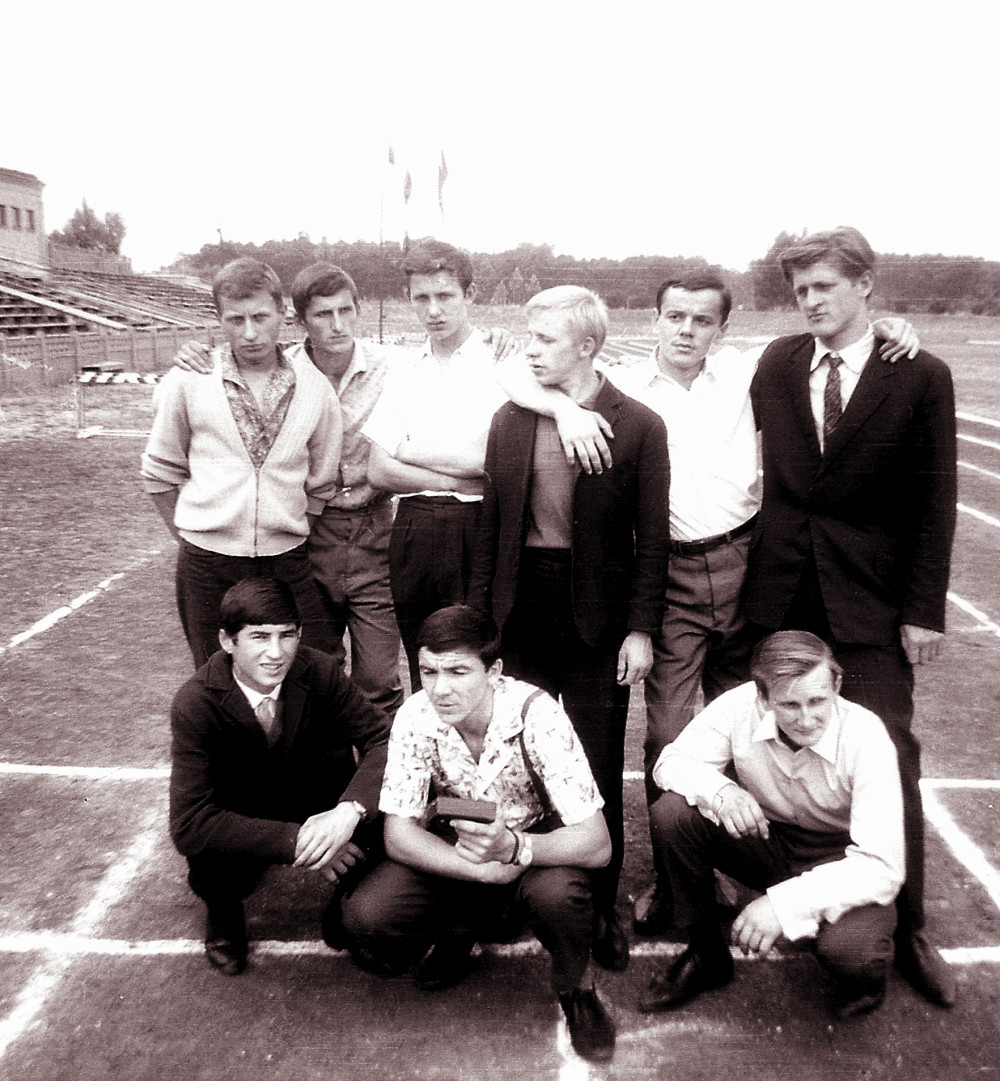 1966 r. - juniorzy sekcji LA Noteć Mątwy na nie istniejącym już stadionie KKS Brda w Bydgoszczy.