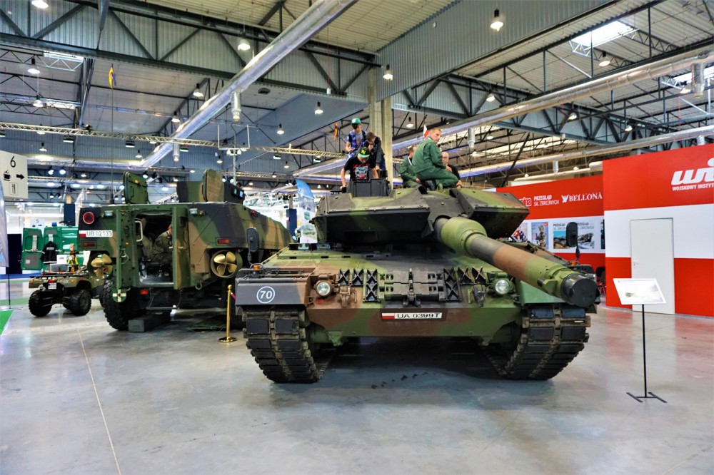 Na targach prezentowany jest najnowszy sprzęt wojskowy, m.in. nowoczesne pojazdy pancerne.