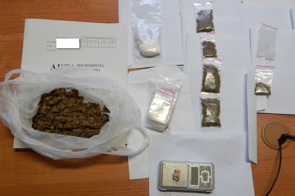 W mieszkaniu 36-latka policjanci znaleźli 45 gramów marihuany i prawie 15 gramów amfetaminy. 
