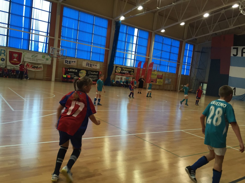 Młodzi piłkarze walczą w Janikowie