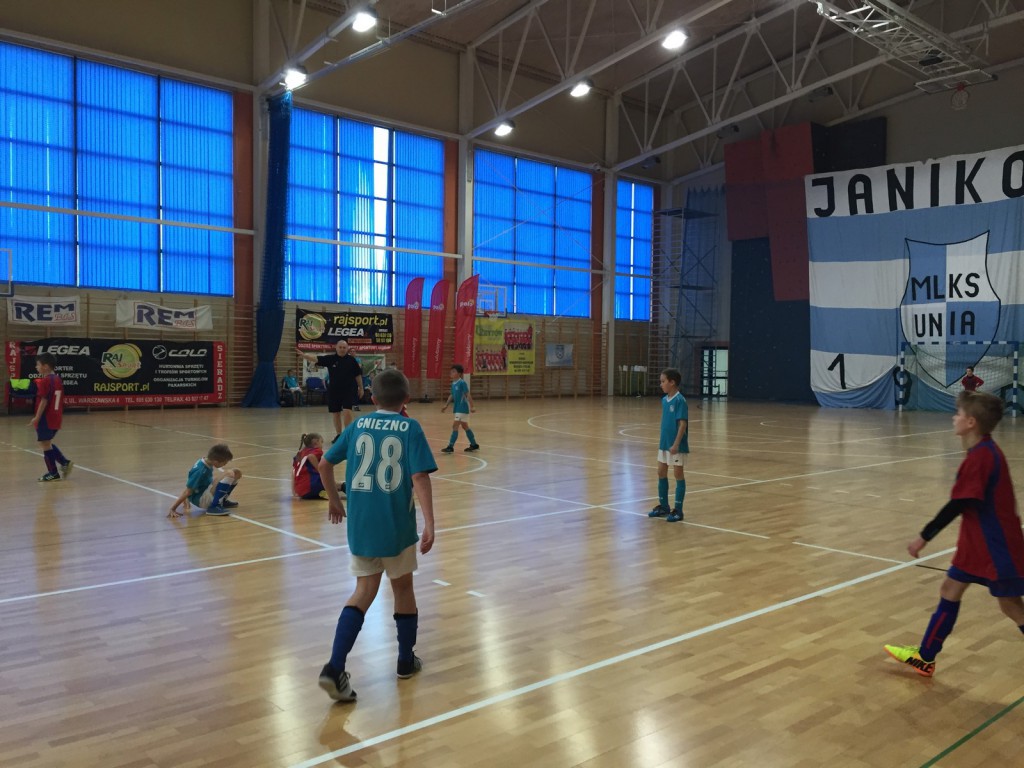 Młodzi piłkarze walczą w Janikowie