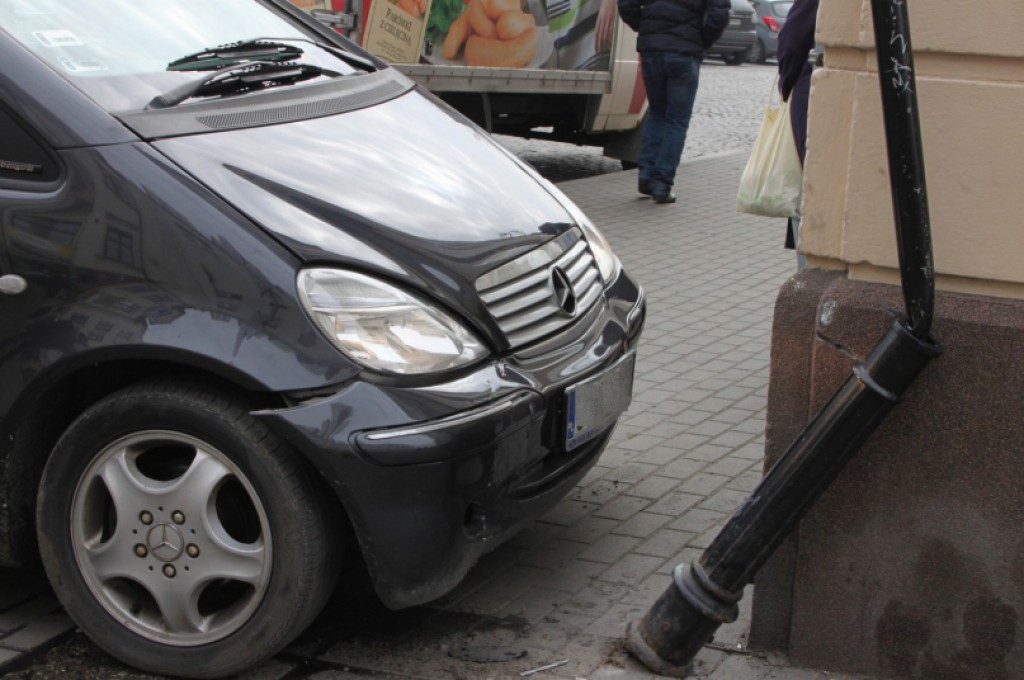 Mercedesem wjechał w budynek
