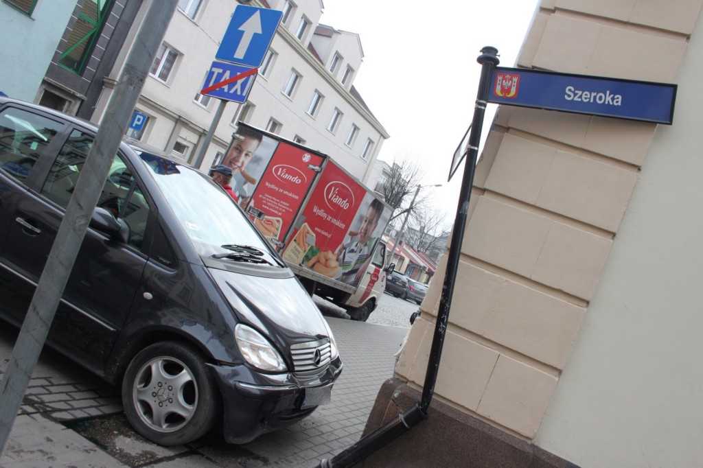 Mercedesem wjechał w budynek