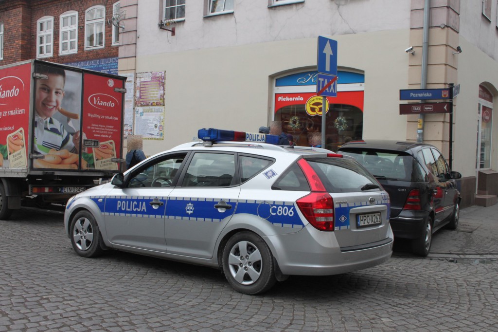 Mercedesem wjechał w budynek