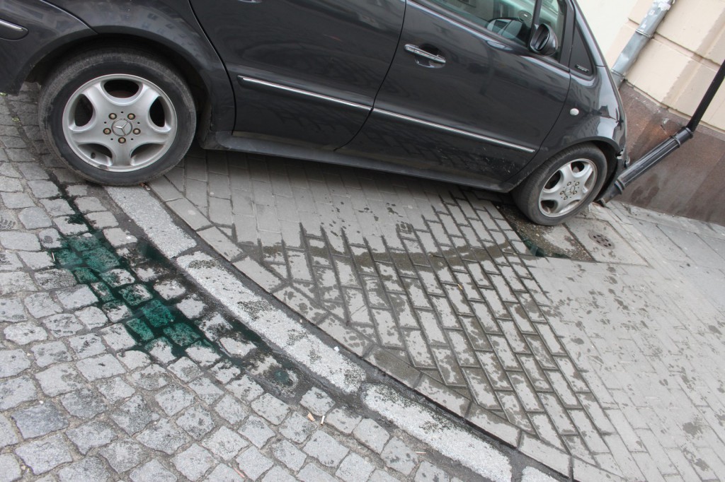 Mercedesem wjechał w budynek