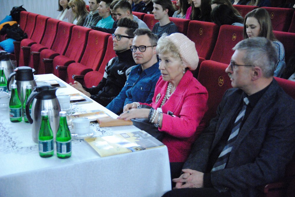 Młodzi aktorzy na deskach Teatru Miejskiego. Trwa Arlekinada
