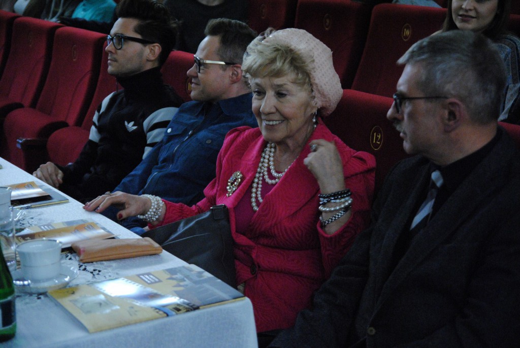 Młodzi aktorzy na deskach Teatru Miejskiego. Trwa Arlekinada