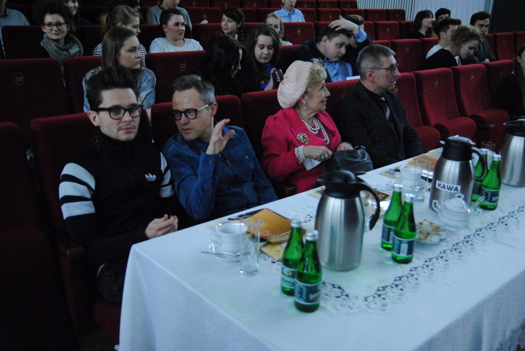 Młodzi aktorzy na deskach Teatru Miejskiego. Trwa Arlekinada
