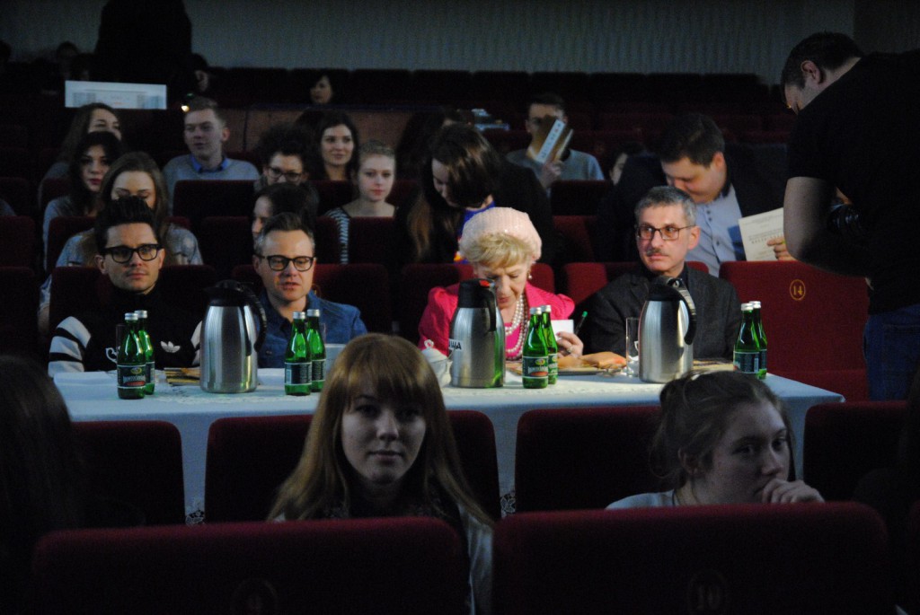 Młodzi aktorzy na deskach Teatru Miejskiego. Trwa Arlekinada