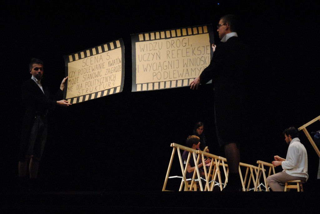 Młodzi aktorzy na deskach Teatru Miejskiego. Trwa Arlekinada