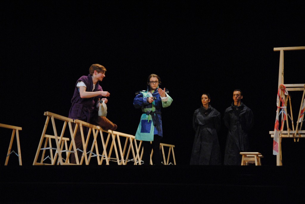 Młodzi aktorzy na deskach Teatru Miejskiego. Trwa Arlekinada