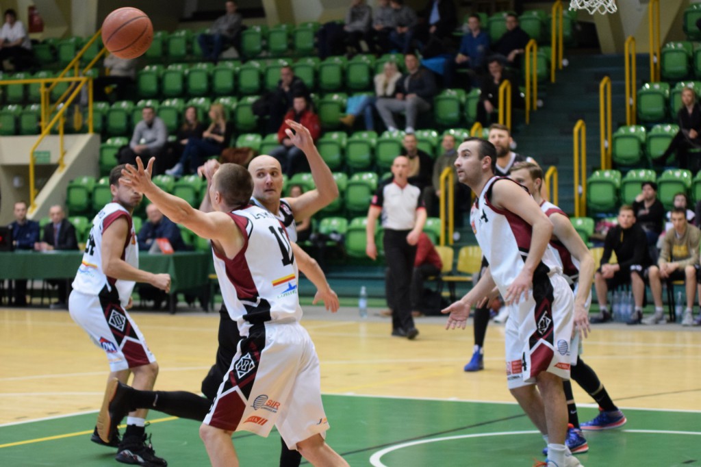 Czarna sobota na koszykarskich parkietach