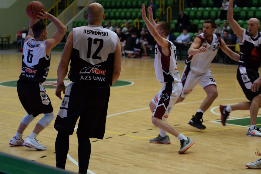 Czarna sobota na koszykarskich parkietach