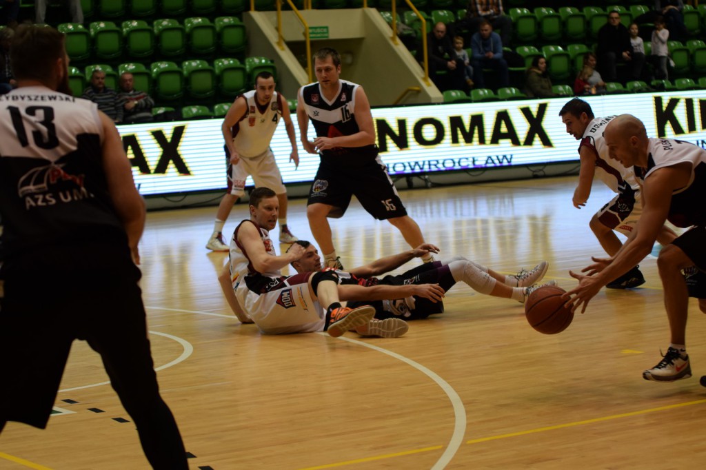 Czarna sobota na koszykarskich parkietach