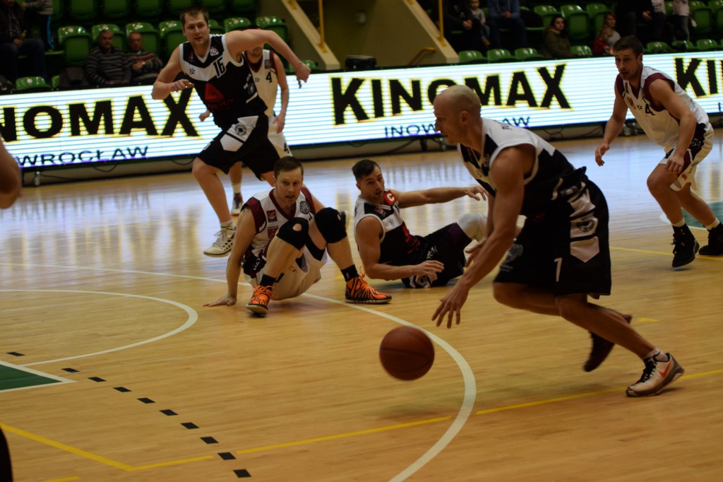 Czarna sobota na koszykarskich parkietach