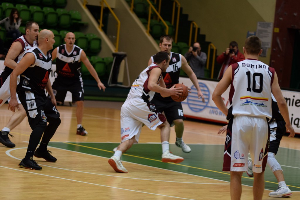 Czarna sobota na koszykarskich parkietach