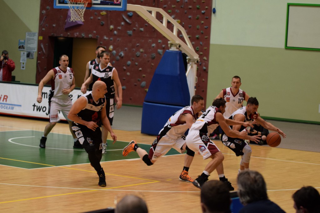 Czarna sobota na koszykarskich parkietach