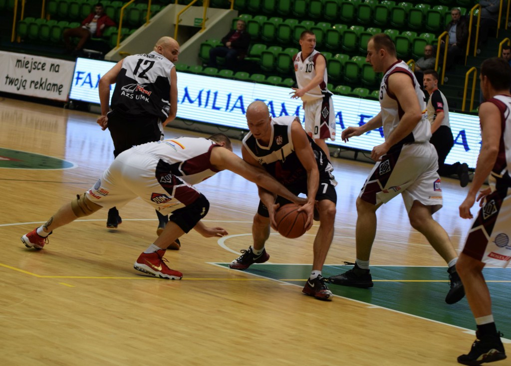 Czarna sobota na koszykarskich parkietach