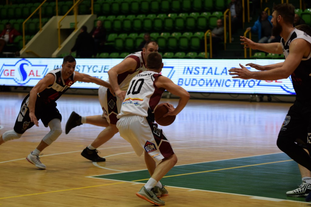 Czarna sobota na koszykarskich parkietach