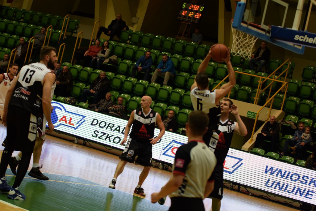 Czarna sobota na koszykarskich parkietach