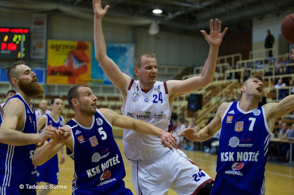 Czarna sobota na koszykarskich parkietach