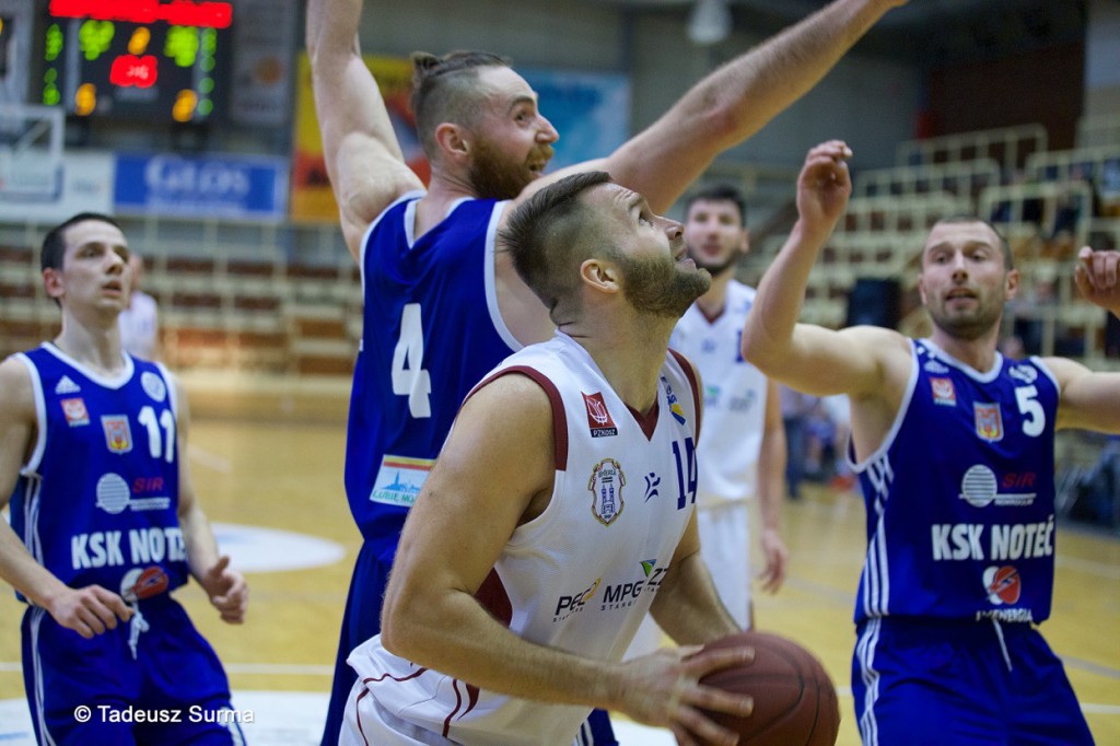 Czarna sobota na koszykarskich parkietach