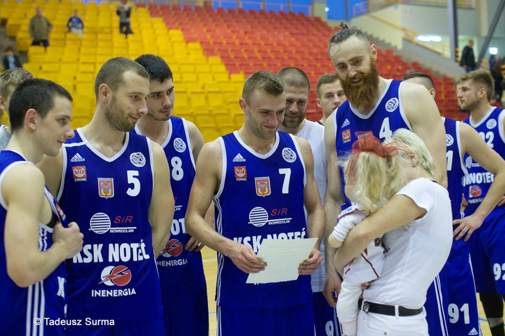 Czarna sobota na koszykarskich parkietach