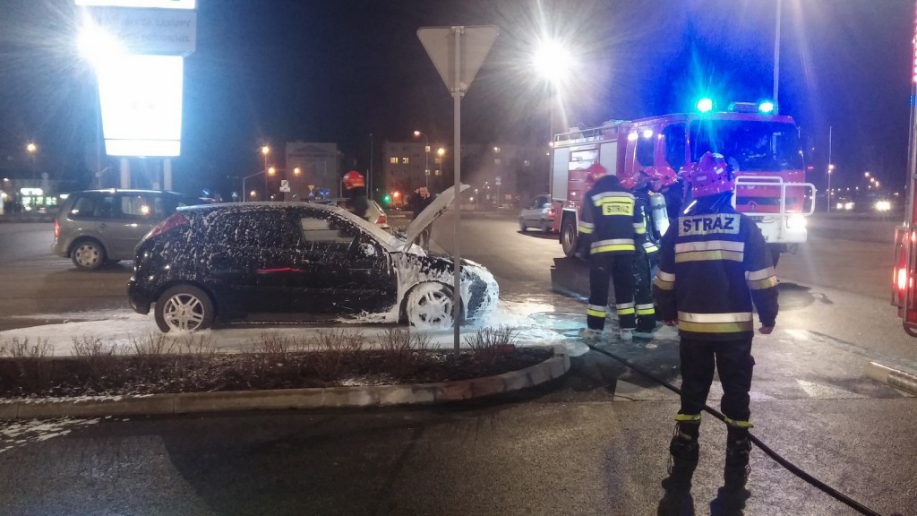 Kolejny pożar na parkingu przed galerią