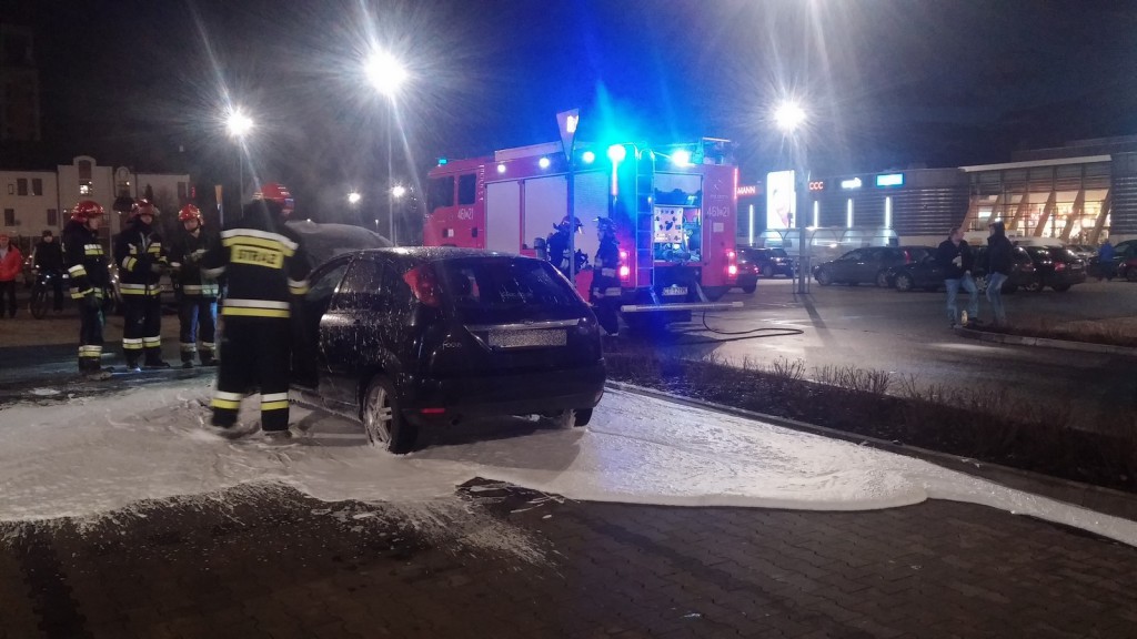 Kolejny pożar na parkingu przed galerią