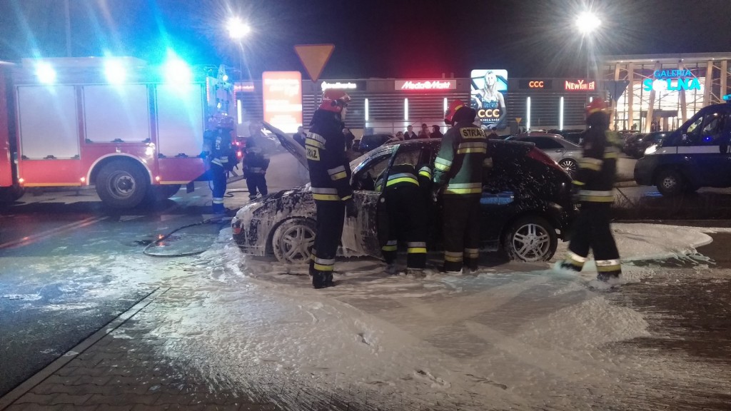 Kolejny pożar na parkingu przed galerią