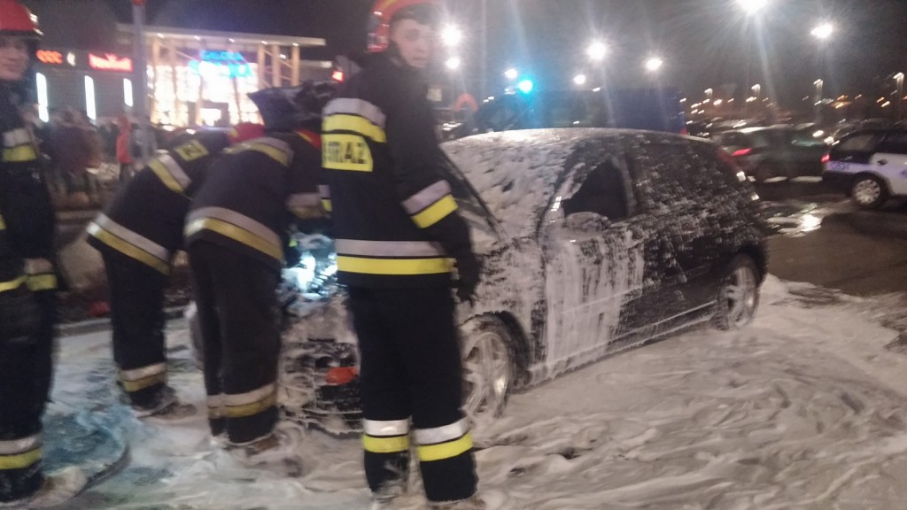 Kolejny pożar na parkingu przed galerią
