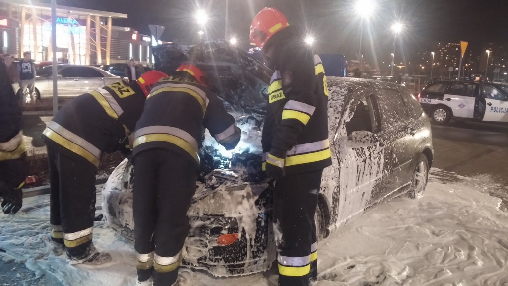 Kolejny pożar na parkingu przed galerią