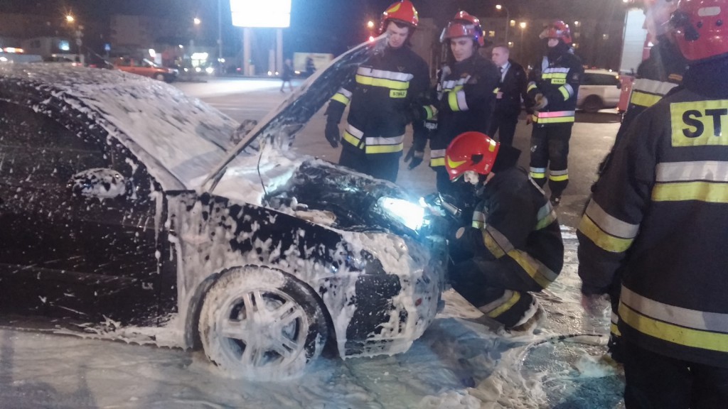 Kolejny pożar na parkingu przed galerią