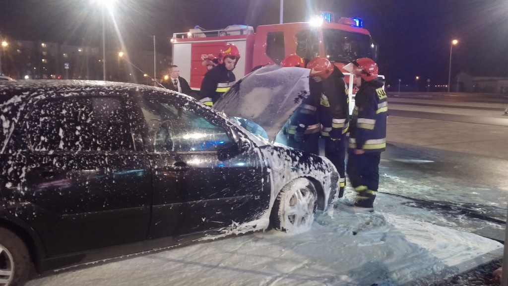 Kolejny pożar na parkingu przed galerią