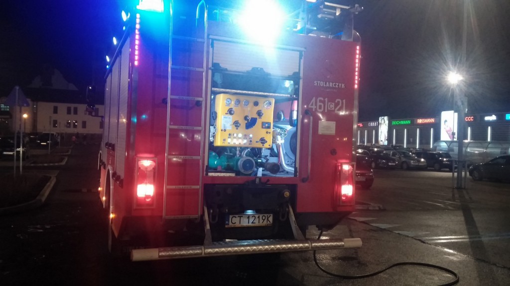 Kolejny pożar na parkingu przed galerią
