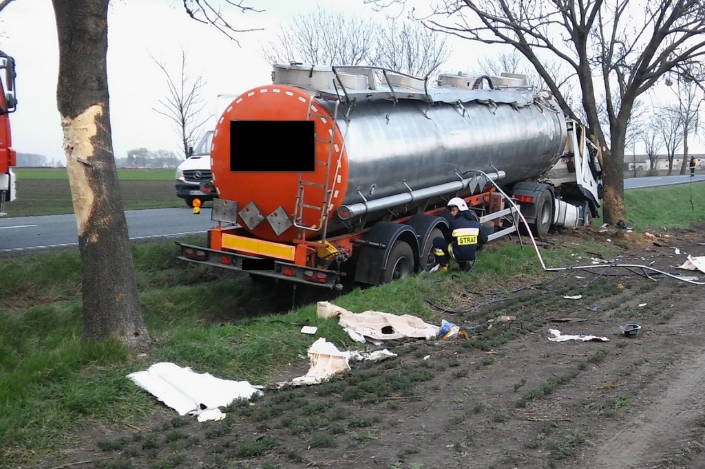 Nie dostosował prędkości i wylądował cysterną w rowie