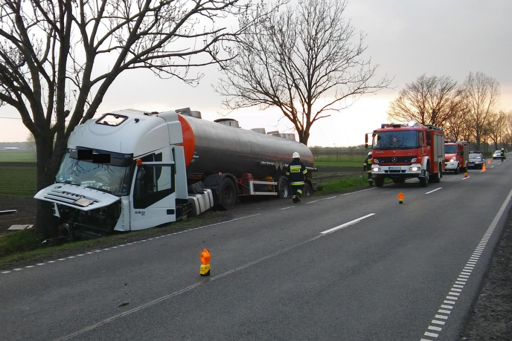 Nie dostosował prędkości i wylądował cysterną w rowie