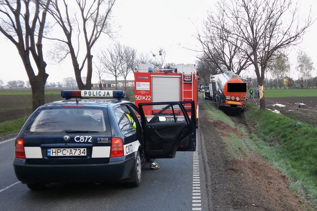 Nie dostosował prędkości i wylądował cysterną w rowie