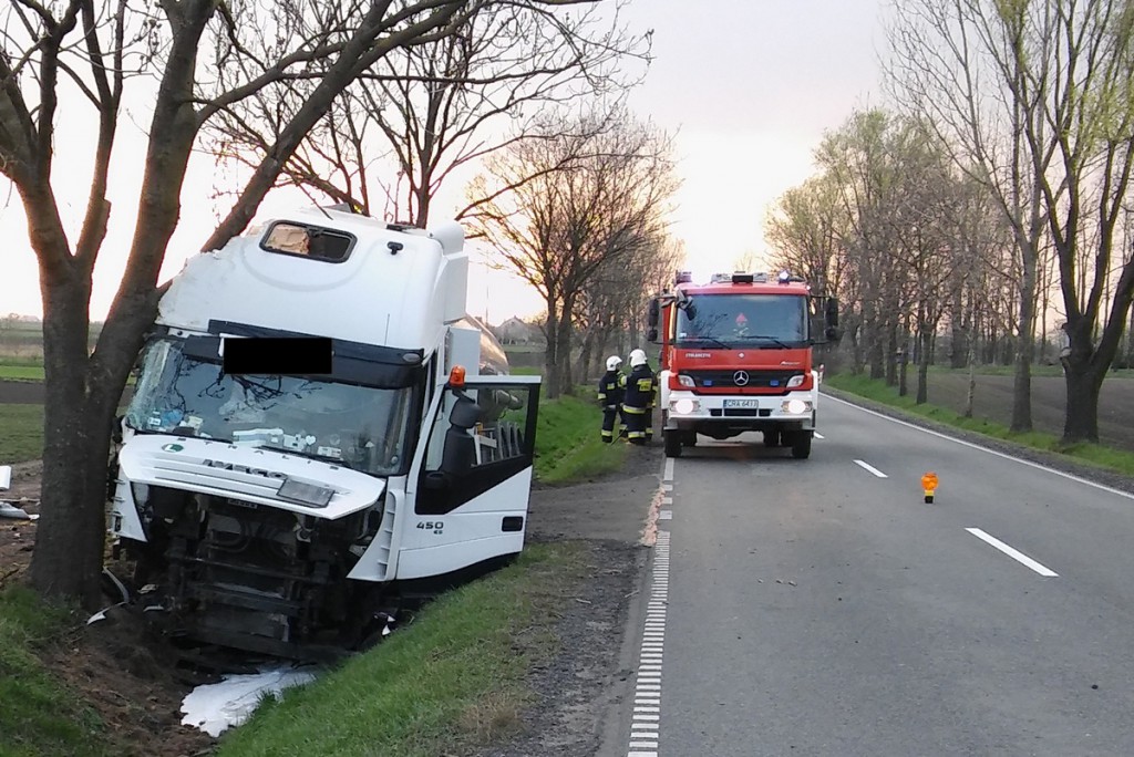 Nie dostosował prędkości i wylądował cysterną w rowie