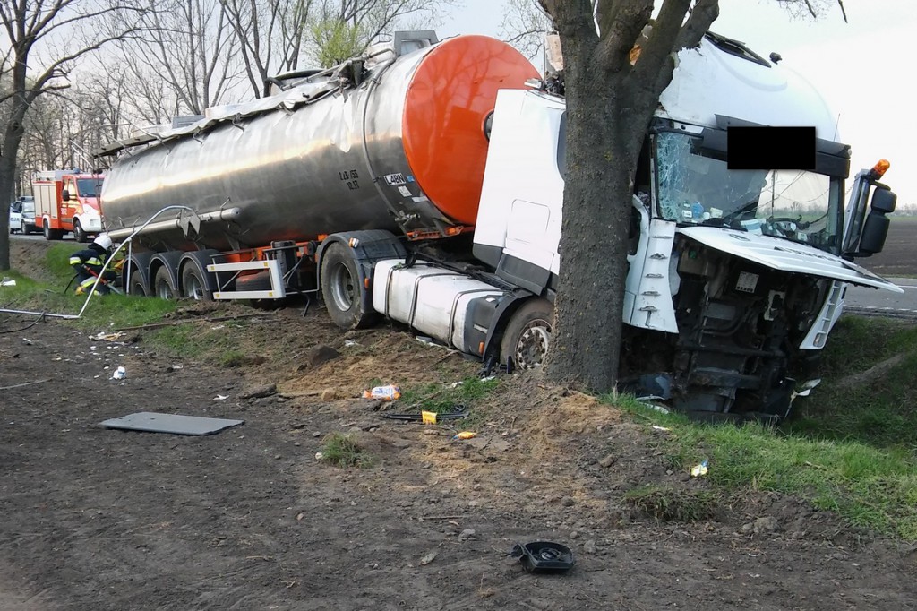 Nie dostosował prędkości i wylądował cysterną w rowie