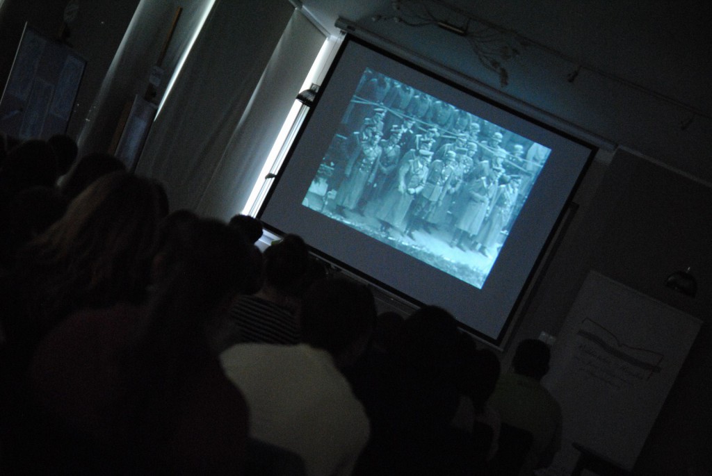 Z żonkilami na premierze filmu o powstaniu