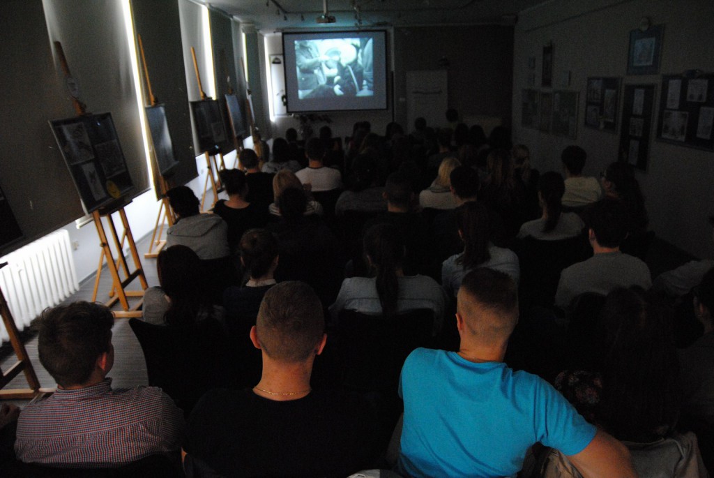 Z żonkilami na premierze filmu o powstaniu