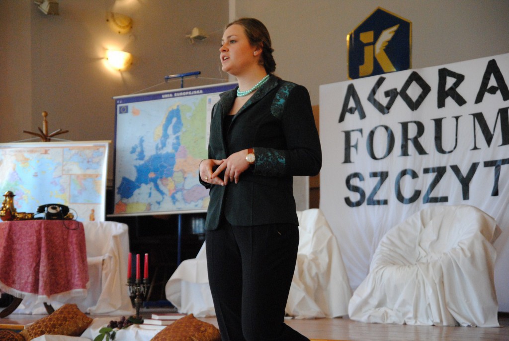 Szkolne widowisko o wojnie sprawiedliwej