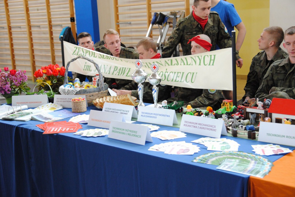 Gimnazjaliści na targach edukacyjnych
