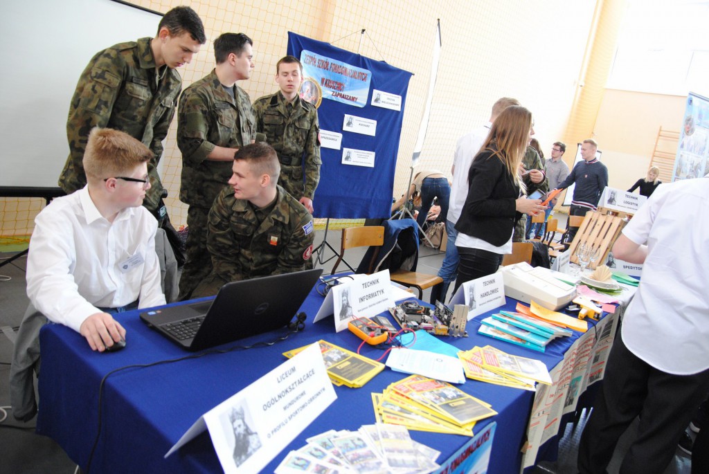 Gimnazjaliści na targach edukacyjnych