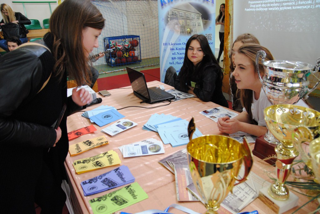 Gimnazjaliści na targach edukacyjnych