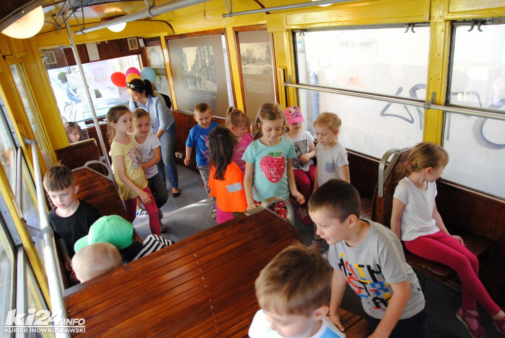 W zabytkowym tramwaju czytają legendy