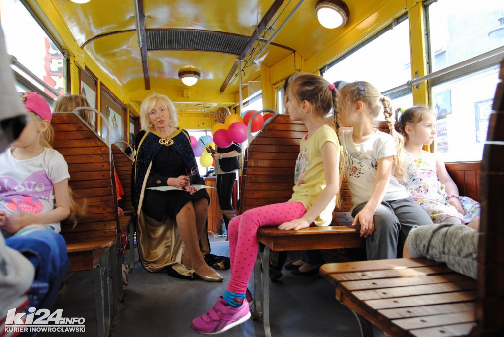 W zabytkowym tramwaju czytają legendy