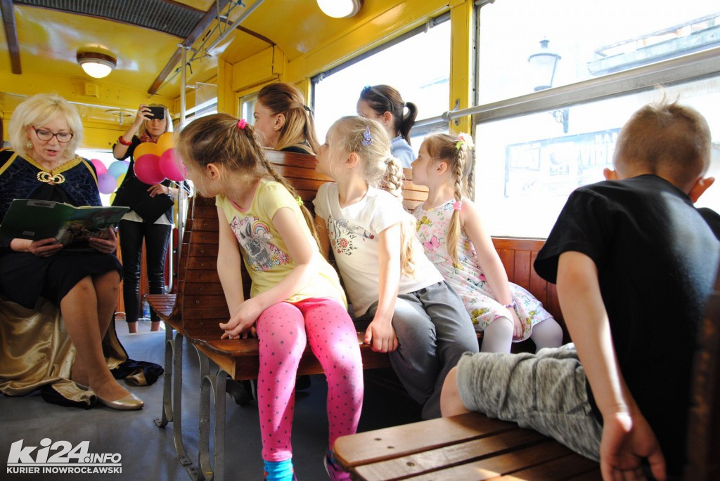 W zabytkowym tramwaju czytają legendy