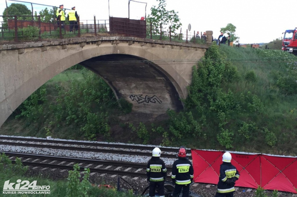 Samochód spadł z wiaduktu na tory